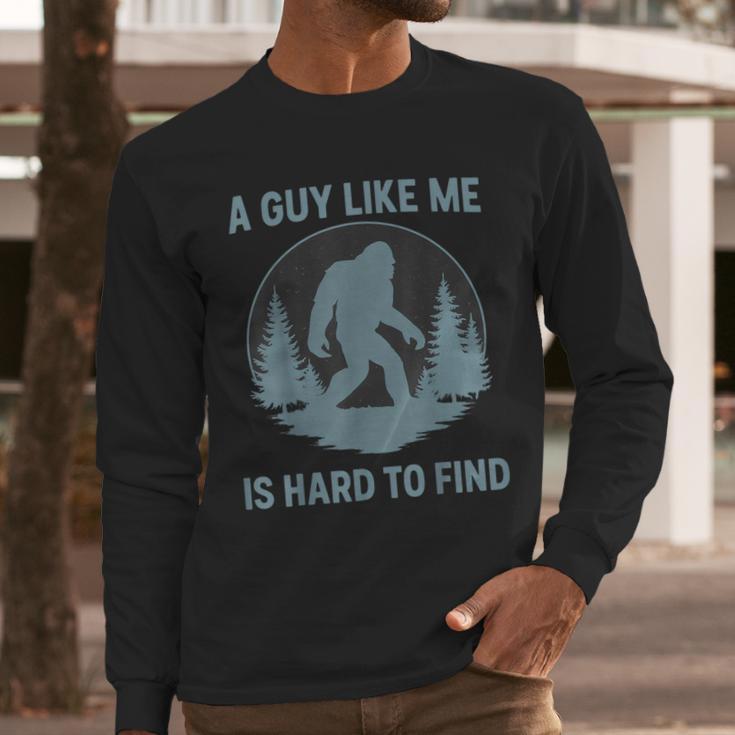 Bigfoot A Guy Like Me Is Hard To Find Forest Men Dad Men Long Sleeve T-Shirt