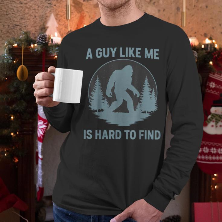 Bigfoot A Guy Like Me Is Hard To Find Forest Men Dad Men Long Sleeve T-Shirt