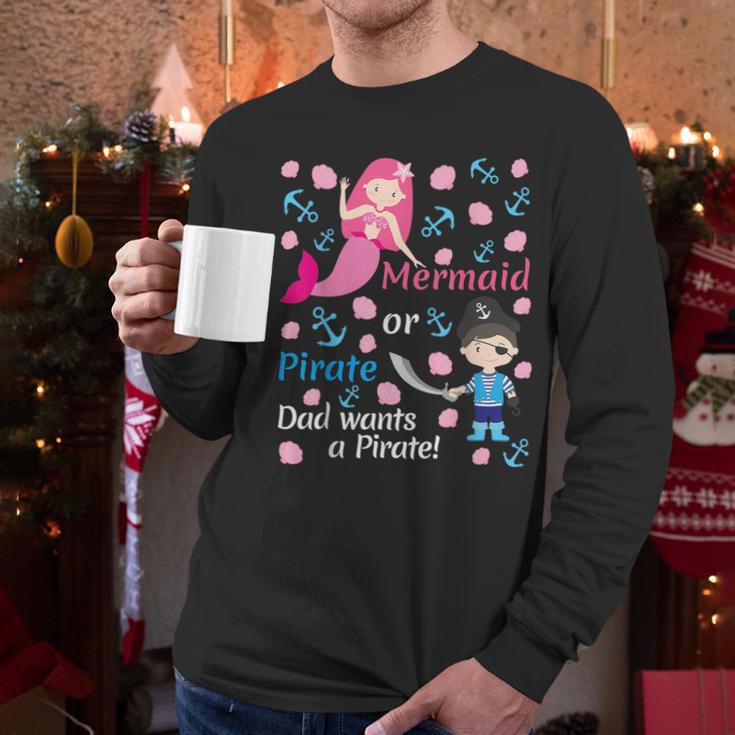 Gender Reveal Party Shirt Mermaid Or Pirate Dad Wants Pirate Men Long Sleeve T-Shirt
