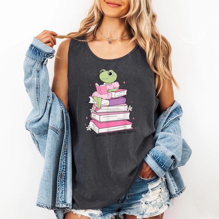 Cute Book Lover Frog Pretty Girls Read Books Kawaii Reading Comfort Colors Tank Top