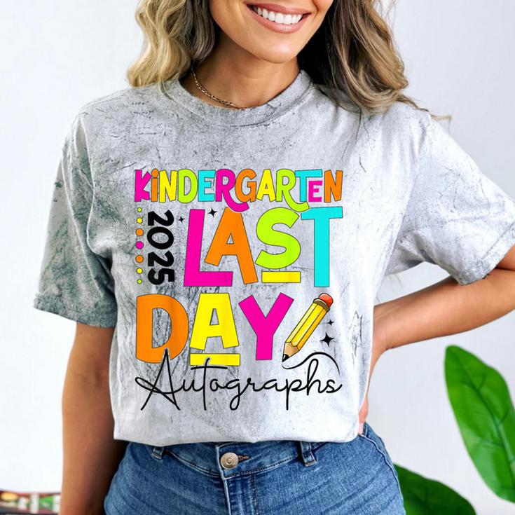 2025 Last Day Of School Autograph Kindergarten Graduation Comfort Color Blast T-Shirt