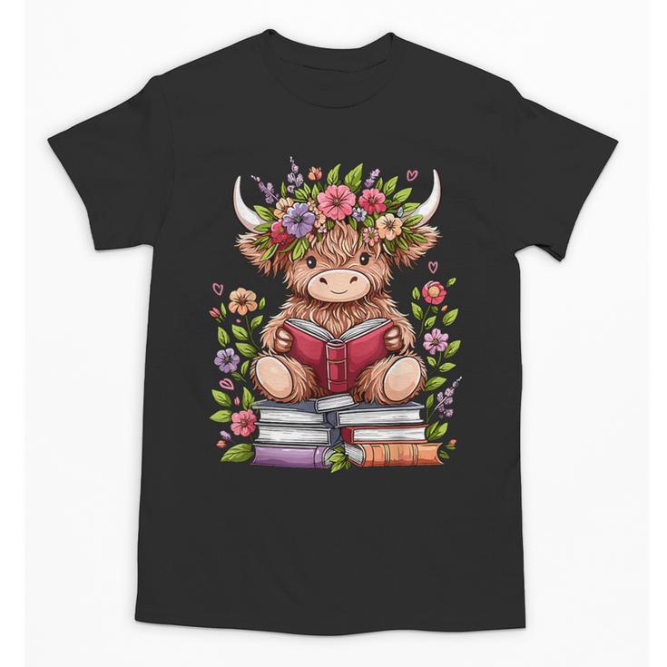 Cute Baby Highland Cow With Reading Book Bookworm Unisex T-Shirt