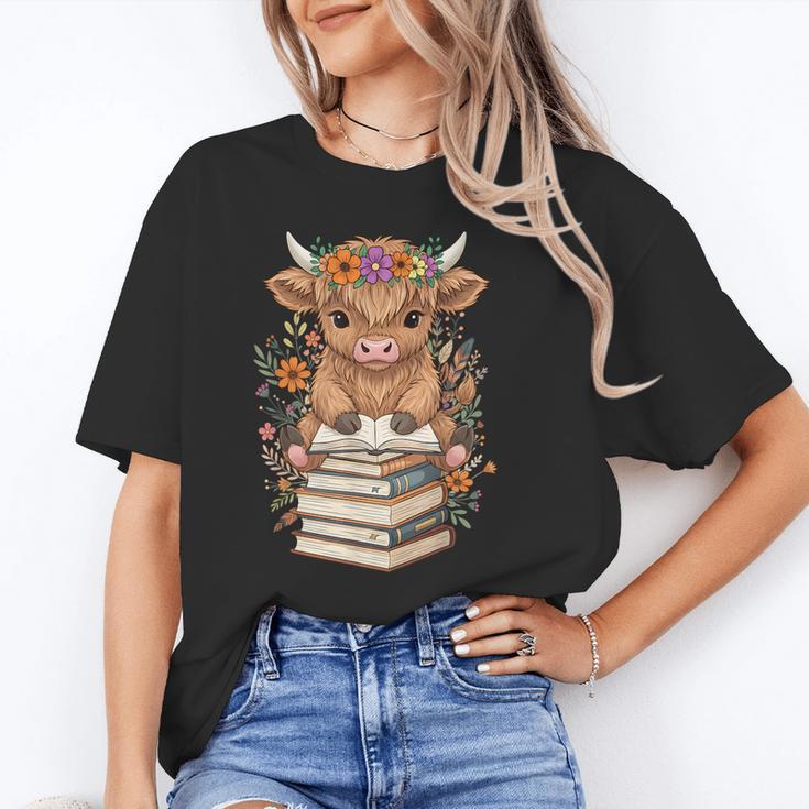 Cute Baby Highland Cow Reading Book Librarian Bookworm Unisex T-Shirt