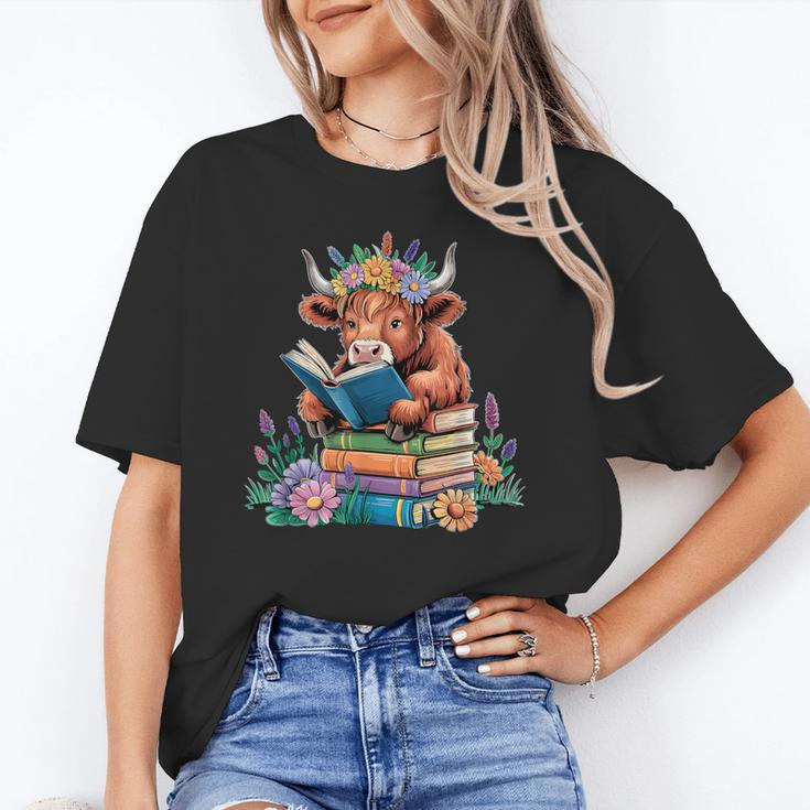 Cute Highland Cow Reading Book Baby Cow Bookworm Unisex T-Shirt