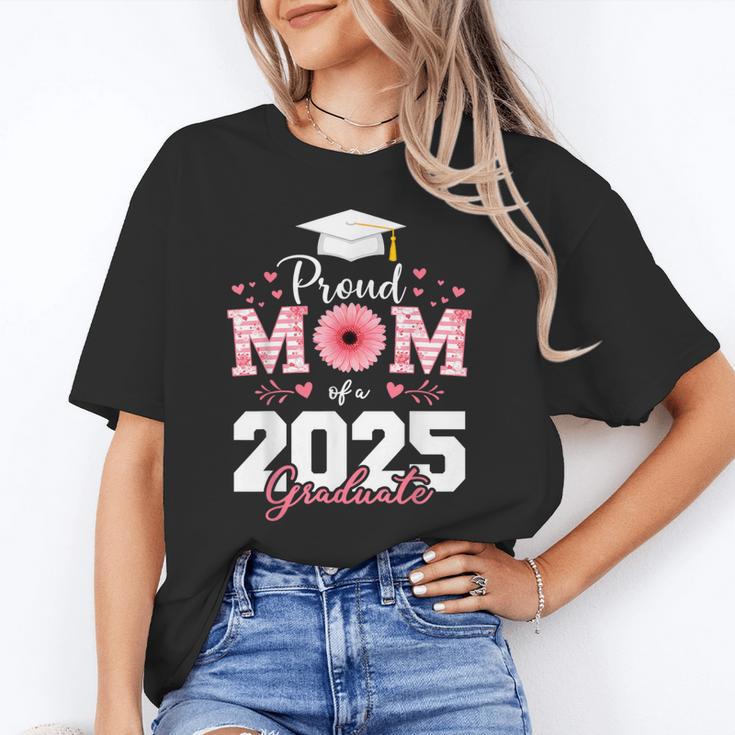 Proud Mom Of a 2025 Graduate Senior Mom Family Graduation Unisex T-Shirt