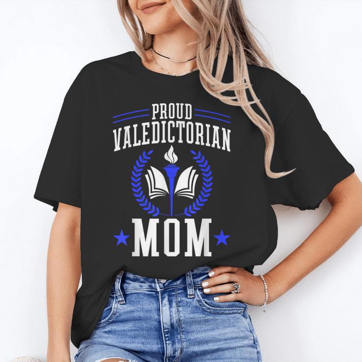 Proud Valedictorian Mom Graduation Grad Mom Class Of 2025 Unisex T-Shirt