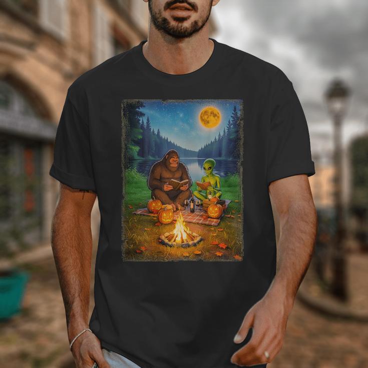 Bigfoot And Alien Reading Books Campfire Halloween Unisex T-Shirt