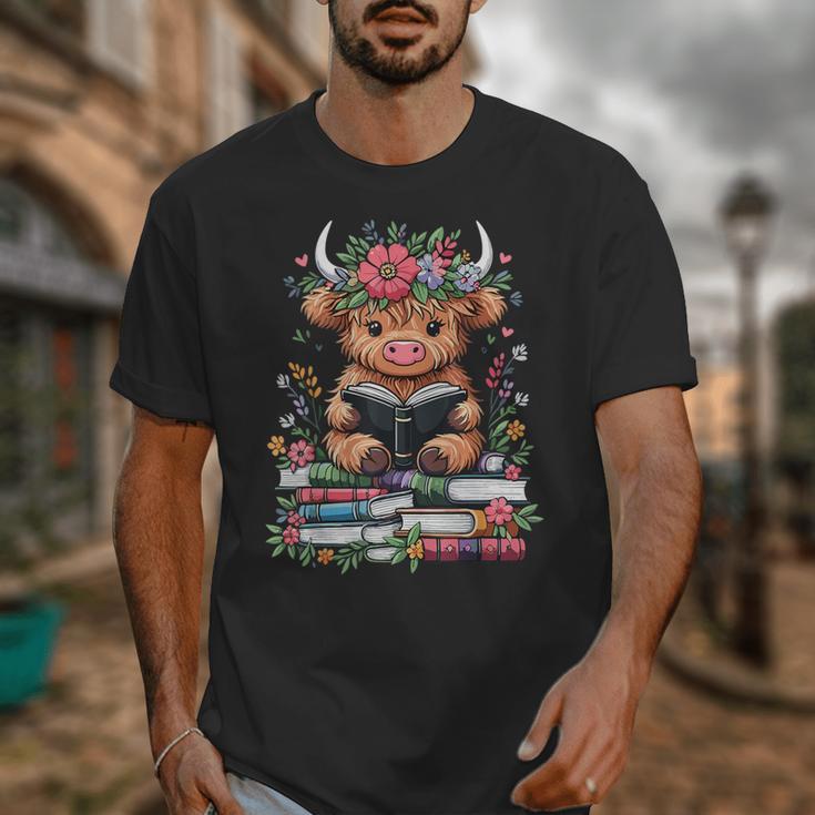 Bookworm Cute Baby Highland Cow Reading Book Unisex T-Shirt