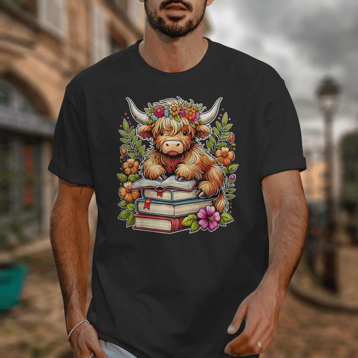 Bookworm Cute Highland Cow Reading Book Unisex T-Shirt