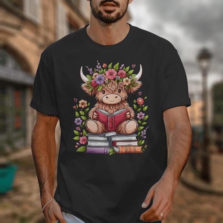 Cute Baby Highland Cow With Reading Book Bookworm Unisex T-Shirt