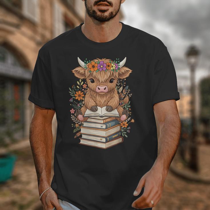 Cute Baby Highland Cow Reading Book Librarian Bookworm Unisex T-Shirt
