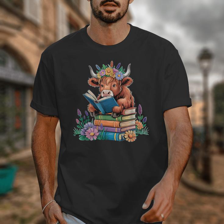 Cute Highland Cow Reading Book Baby Cow Bookworm Unisex T-Shirt