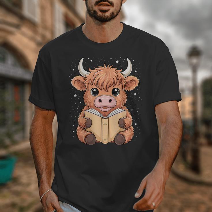 Cute Highland Cow Reading Book Unisex T-Shirt