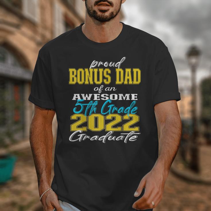Proud Bonus Dad Of 5th Grade Graduate 2022 Family Graduation Unisex T-Shirt