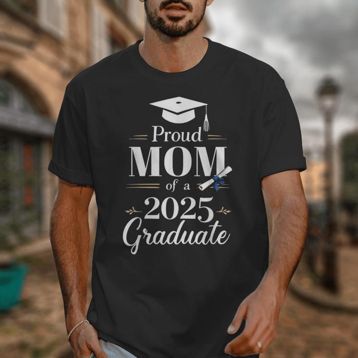 Proud Mom Of a 2025 Graduate Graduation Senior Moms Unisex T-Shirt