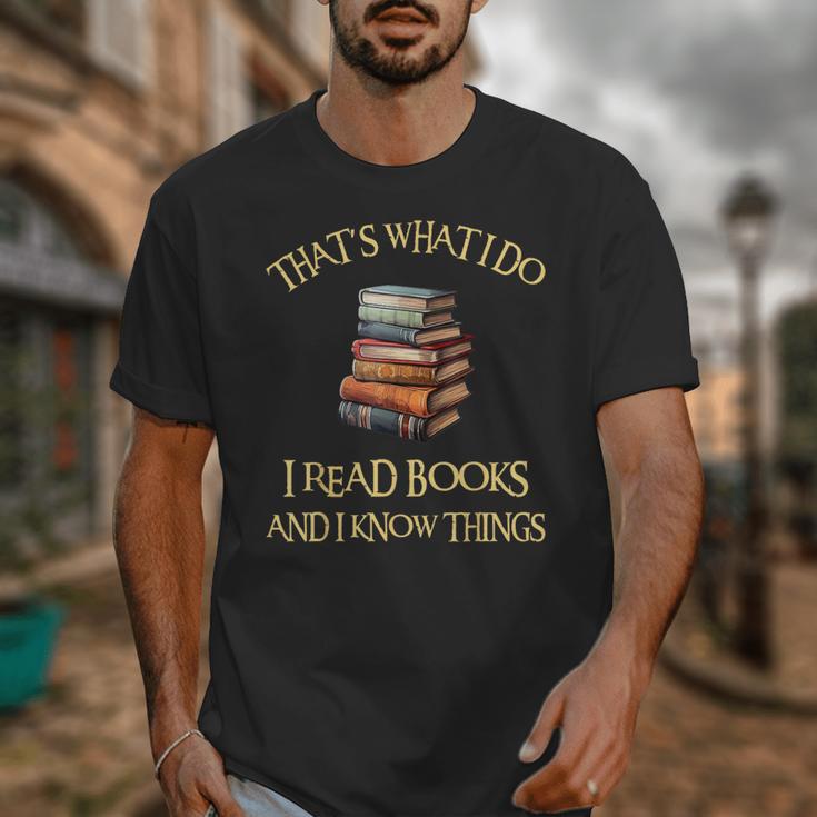 I Read Books And I Know Things l Book Reading Unisex T-Shirt