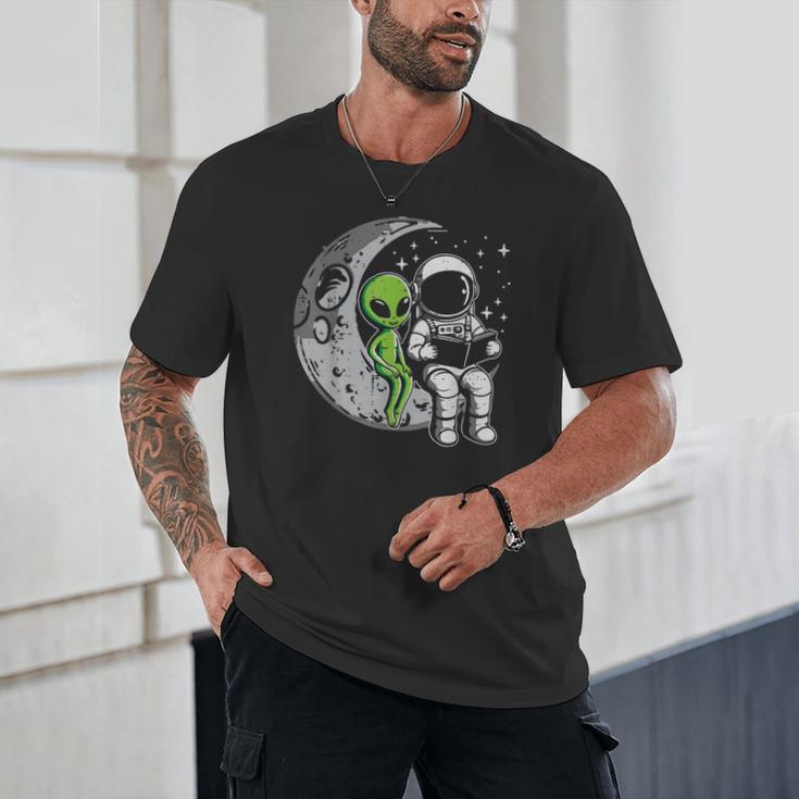 Astronaut Reading Book To Alien Moon Space Women Kids Men Unisex T-Shirt