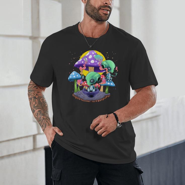 Psychedelic Alien Mushroom Nostalgia Groovy Vibe Hippie Unisex T-Shirt