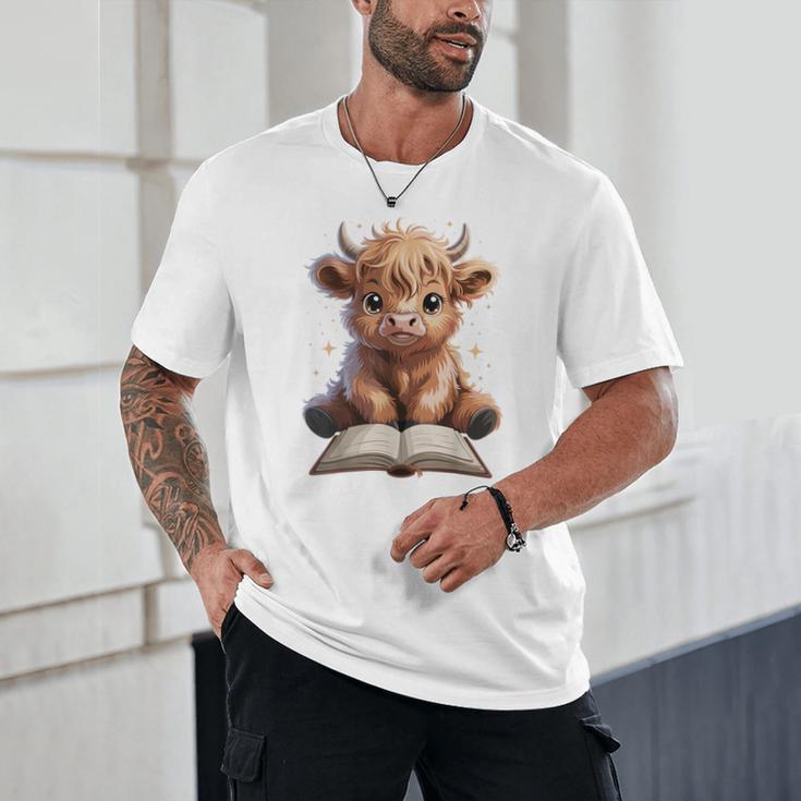 Highland Cow Reading Book Bookworm Unisex T-Shirt Highland Cow Reading Book Bookworm Unisex T-Shirt