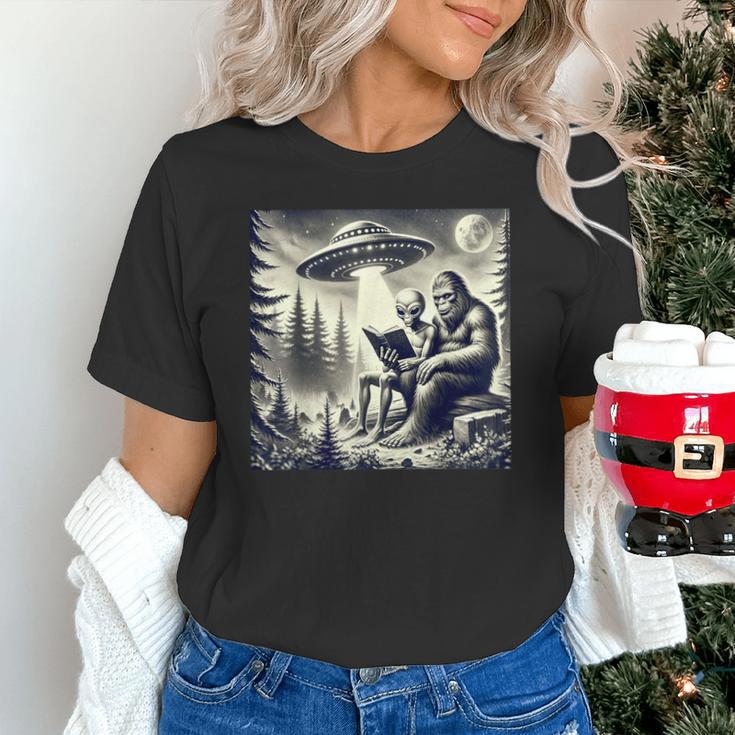 Bigfoot With Alien Reading A Book Bigfoot And UFO Unisex T-Shirt