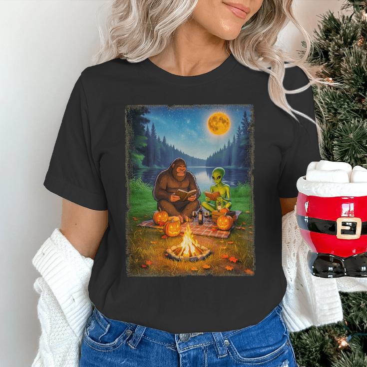 Bigfoot And Alien Reading Books Campfire Halloween Unisex T-Shirt