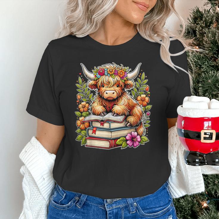 Bookworm Cute Highland Cow Reading Book Unisex T-Shirt