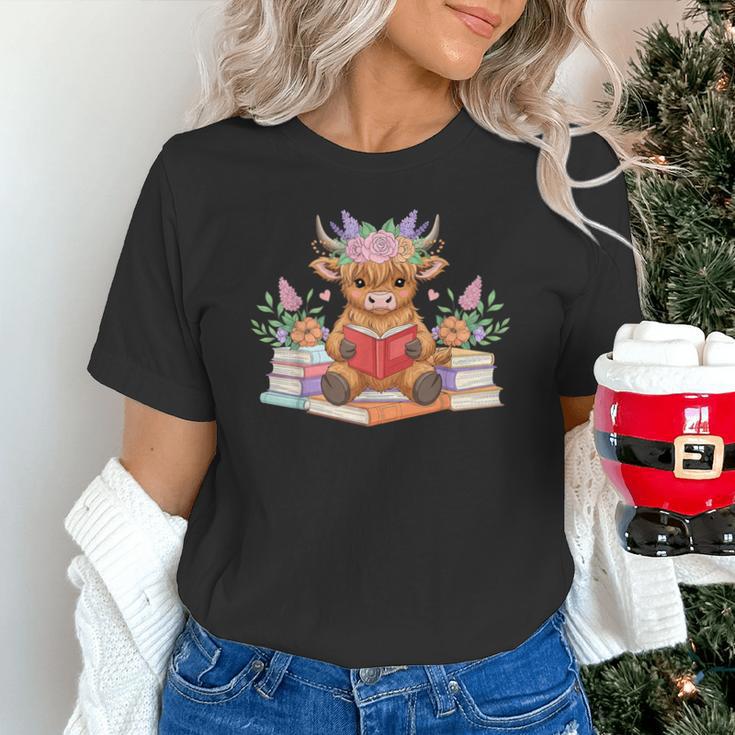 Cute Baby Highland Cow Reading Book Lover Toddler Unisex T-Shirt Cute Baby Highland Cow Reading Book Lover Toddler Unisex T-Shirt