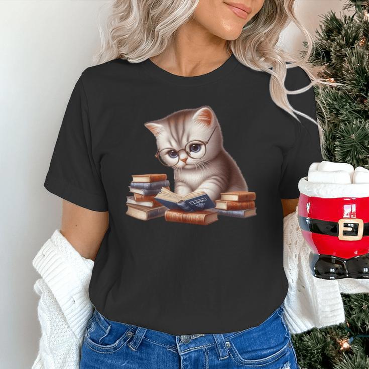 Cute Kitten Bookworm Adorable Cat With Glasses Reading Book Unisex T-Shirt