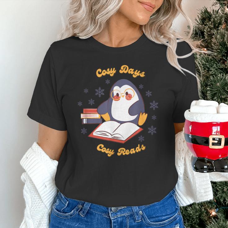 Cute Xmas Book Lover Penguin Reading Cosy Days Cosy Reads Unisex T-Shirt
