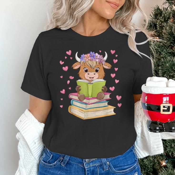 Highland Cow Reading Book Floral Bookworm Unisex T-Shirt