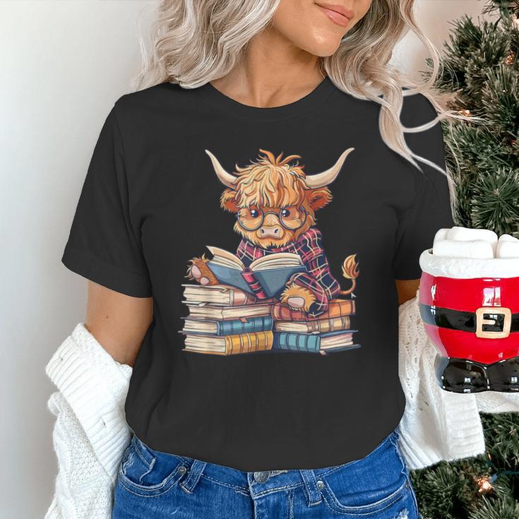 Highland Cow Reading Book Librarian Library Unisex T-Shirt