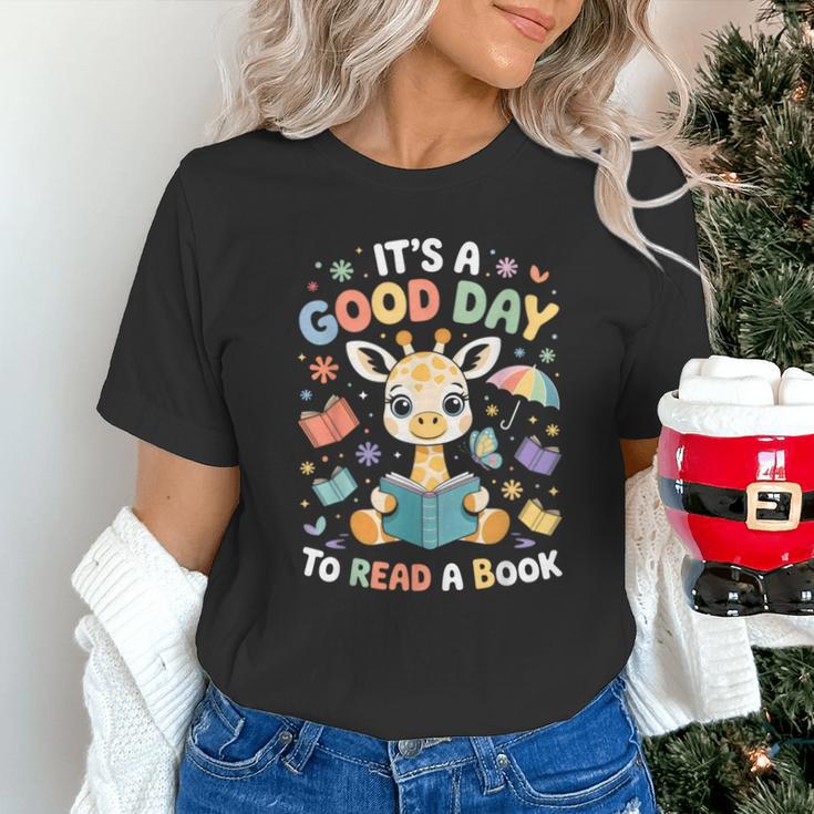 It's a Good Day To Read a Book Cute Giraffe Unisex T-Shirt