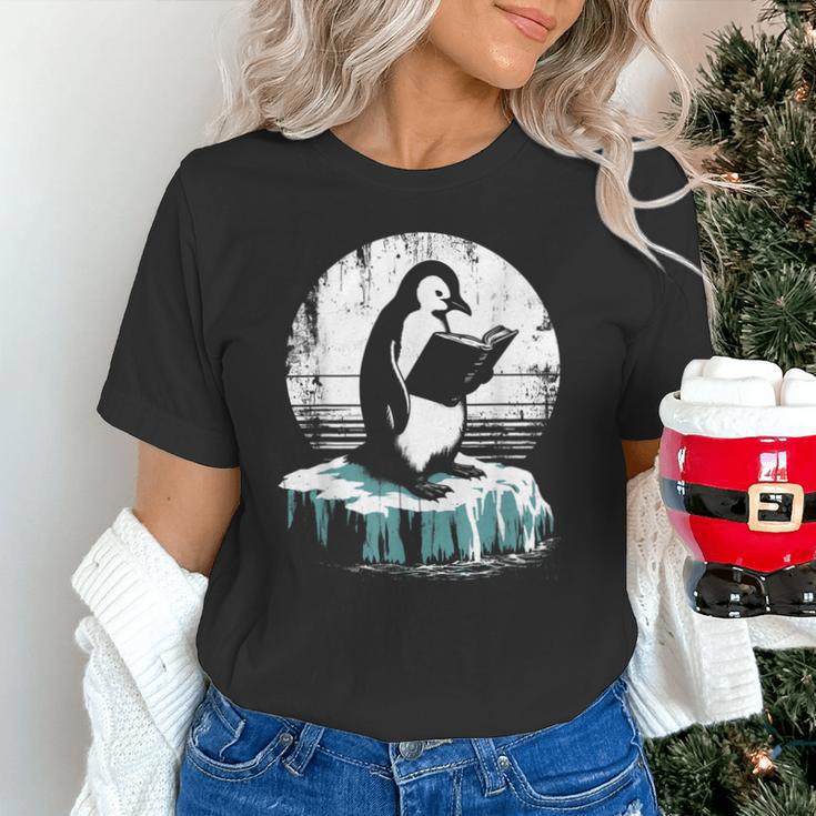 Penguin Reading A Book Vintage Graphic Bookworm Lover Unisex T-Shirt