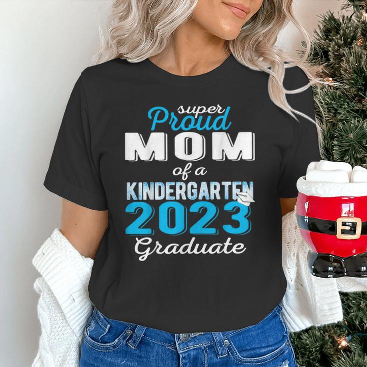 Proud Mom Of Kindergarten Graduate 2023 Graduation Mom Unisex T-Shirt