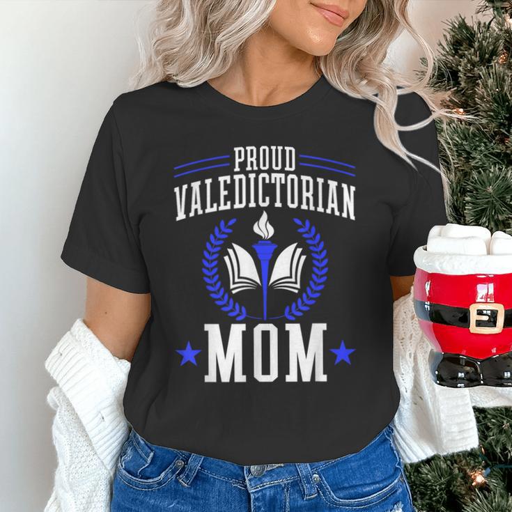 Proud Valedictorian Mom Graduation Grad Mom Class Of 2025 Unisex T-Shirt