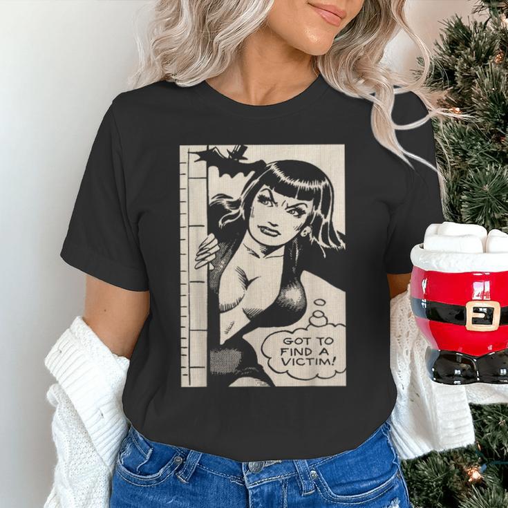 Vintage Vampire Bat Vampire Pin Up Girl Horror Comic Book Unisex T-Shirt