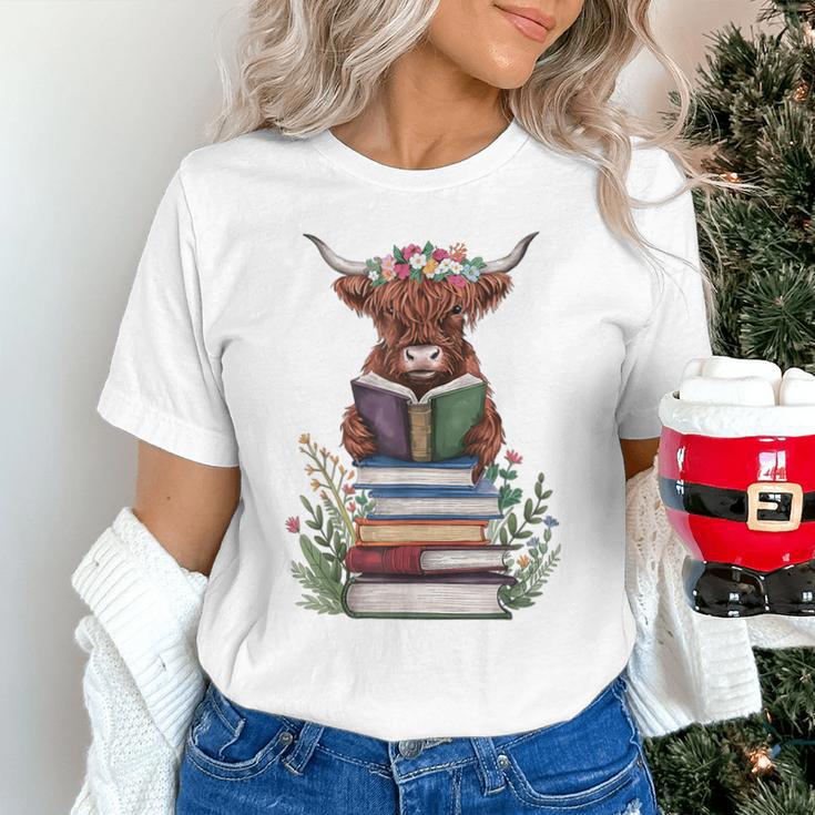 Cute Highland Cow With Book Floral Bookworm Librarian Book Unisex T-Shirt