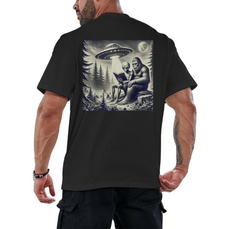 Bigfoot With Alien Reading A Book Bigfoot And UFO Men's Back Print T-Shirt