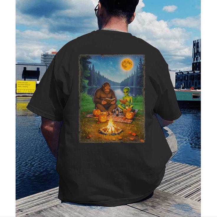 Bigfoot And Alien Reading Books Campfire Halloween Men's Back Print T-Shirt