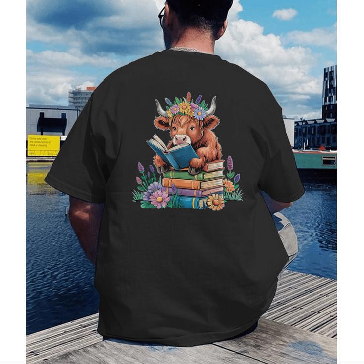 Cute Highland Cow Reading Book Baby Cow Bookworm Men's Back Print T-Shirt Cute Highland Cow Reading Book Baby Cow Bookworm Men's Back Print T-Shirt