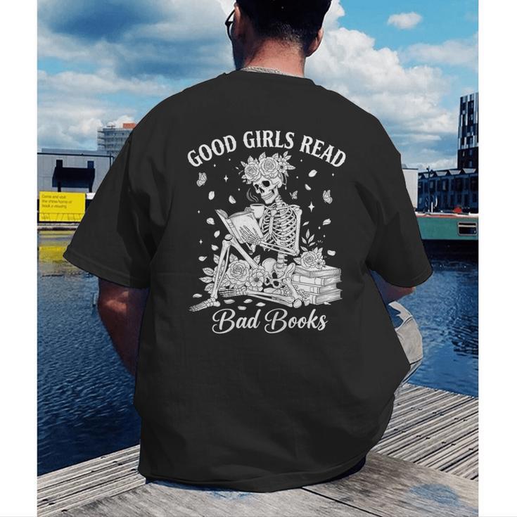 Good Girls Read Bad Books Skeleton Reading Book Halloween Men's Back Print T-Shirt Good Girls Read Bad Books Skeleton Reading Book Halloween Men's Back Print T-Shirt