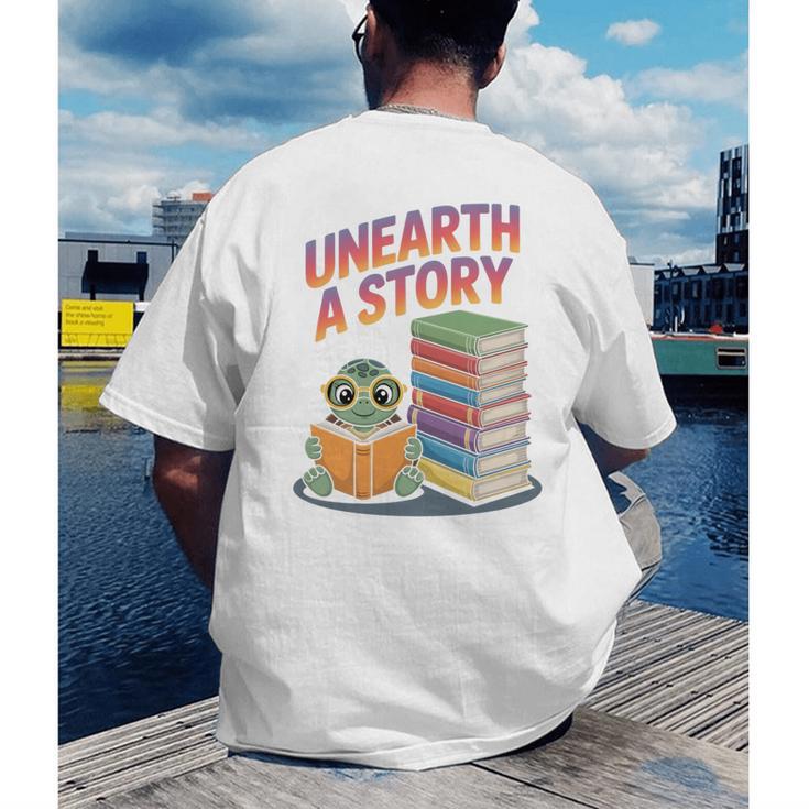 Unearth A Story Cute Turtle Reading Books Librarian Men's Back Print T-Shirt