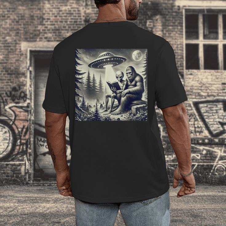 Bigfoot With Alien Reading A Book Bigfoot And UFO Men's Back Print T-Shirt Bigfoot With Alien Reading A Book Bigfoot And UFO Men's Back Print T-Shirt
