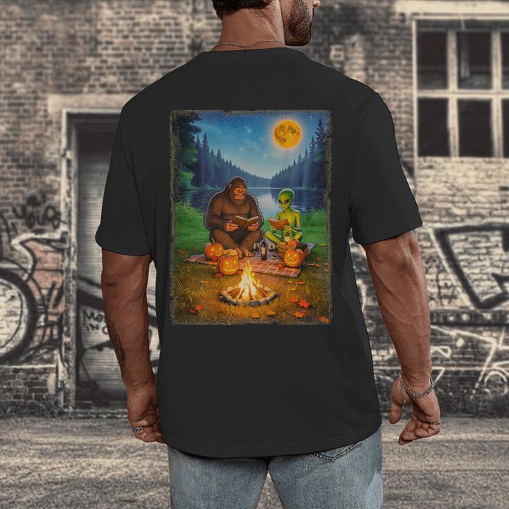 Bigfoot And Alien Reading Books Campfire Halloween Men's Back Print T-Shirt