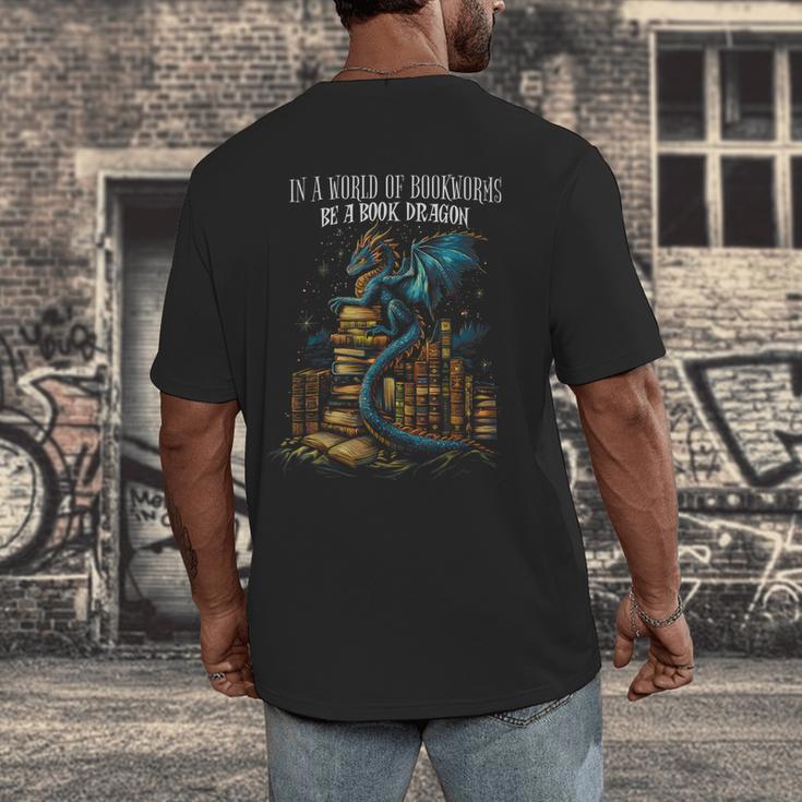 Bookish Quote In a World Of Bookworms Be a Book Dragon Men's Back Print T-Shirt Bookish Quote In a World Of Bookworms Be a Book Dragon Men's Back Print T-Shirt