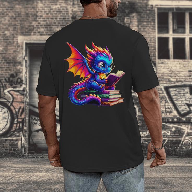 Dragon Reading a Book Bookworm Book Lover Men's Back Print T-Shirt Dragon Reading a Book Bookworm Book Lover Men's Back Print T-Shirt