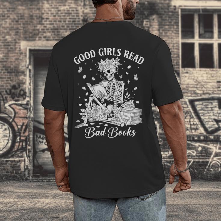 Good Girls Read Bad Books Skeleton Reading Book Halloween Men's Back Print T-Shirt Good Girls Read Bad Books Skeleton Reading Book Halloween Men's Back Print T-Shirt