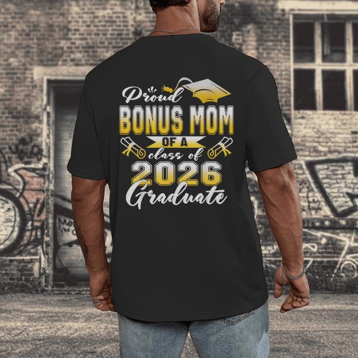 Proud Bonus Mom Of a Class Of 2026 Graduate Graduation 2026 Men's Back Print T-Shirt