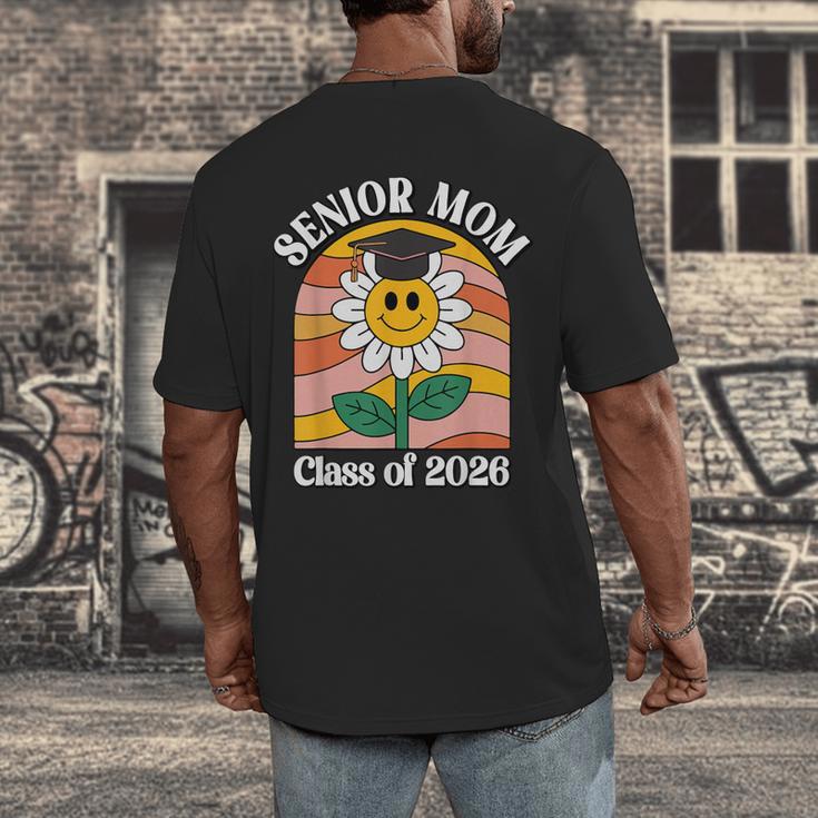 Senior Mom Class Of 2026 Daisy Flower Retro Graduation Men's Back Print T-Shirt