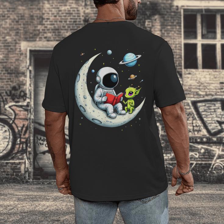 UFO Alien Astronaut Reading Book In Space Men's Back Print T-Shirt UFO Alien Astronaut Reading Book In Space Men's Back Print T-Shirt